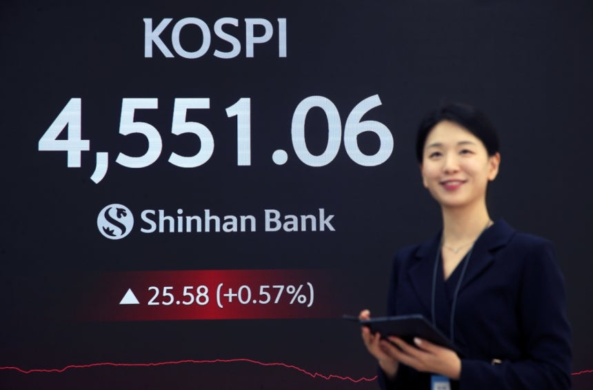 CES 기대에 외국인 매수, 코스피 최고치·코스닥 약세